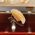 小判寿司 - スミイカ
      さっくりとした歯触りと切れ込みから感じる甘味
