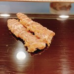 小判寿司 - シャコ
      ほろほろと崩れる身から、カニとエビの良いとこどりの身の旨さが◎