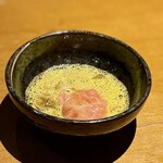 蕃 YORONIKU - 特撰部位：ザブトンすき焼きトリュフ添え
      この卵黄の泡立ち！そして薄くスライスされた黒トリュフが何枚もこの中に入っていて、薫りが凄い！！