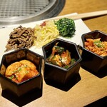 蕃 YORONIKU - 三種のナムル／キムチの盛り合わせ