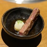 蕃 YORONIKU - 特撰部位：特選サーロイン
      おろしポン酢でさっぱりと。濃厚で上質なサーロインの脂とおろしポン酢のコラボが抜群に合います！