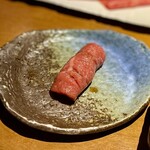 蕃 YORONIKU - 焼き物 希少部位：シャトーブリアン
      火が付いてないんじゃないかと思うくらいの超弱火で時間をかけて焼いてくれますが、見ての通り真っ赤なほぼレアな状態でサーヴ。驚きながら口に放り込むと、、、まさに至福！！