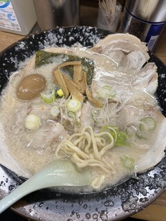 屋台ラーメン とんこつ貴生 - 煮卵はトロトロ