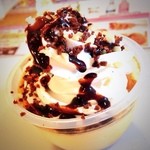 なぞともカフェ - 焼きプリンの上にたっぷり生クリームがのってます。ココアクランチとナッツがサクサクで美味しい(^O^)