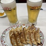 餃子の王将 - まずはビールで乾〜杯〜❣️  今日は一杯づつ❣️