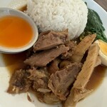 タイタイ タイ料理 - カオカームー（豚足煮込ご飯）