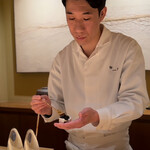 鮨 一幸 - 虎河豚白子にキャビアを乗せる