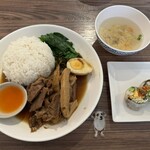 タイタイ タイ料理 - カオカームー（豚足煮込ご飯）のランチセット