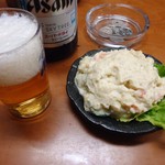 きらく - 「ビンビール（中）」350円也。「ポテトサラダ」300円也。税込。