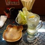 串カツの店 かつーん - かつーんセット（1,000円）のお通しキャベツとハイボール（単品450円）