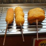 串カツの店 かつーん - かつーんセット（1,000円）の③赤ウインナー（単品90円）④うずら（単品100円）⑤しいたけ（単品100円）