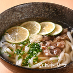 Hatsuba - 相性バツグンの、あっさりとしたうどんと馬肉、柑橘系の組み合わせ『馬肉うどん』