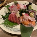 地下だけど入ったら雰囲気が良くて料理人がしっかり食事を作ってお酒もたくさんあって楽しいお店。ごんべえ - 