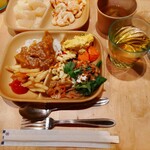 Miyakoyasai Kamo - こちら、バイキングスタイルでいろいろ取ってみました。カレー、サラダ、煮付け、きんぴらなど。もう少しキレイに盛れたら良かったんですが、お皿の傾斜が急で内側にお料理が集まりすぎました(泣)