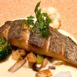 RESTAURANT L’ESPRIT DE CHEVALIER - コショウダイのポワレ ヴェルモットクリーム、エリンギと長ネギのソテー