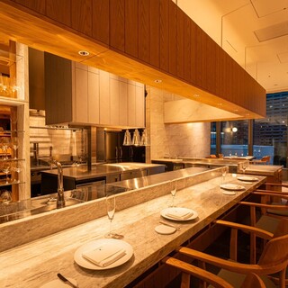 ライブ感溢れるオープンキッチン