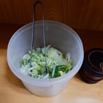 加賀 - カウンター上には、"取り放題"の葱が常備。