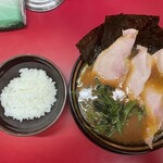 豚骨醤油ラーメン 王道家 - チャーシューメン（３枚）＆半ライス