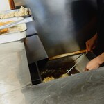 加賀 - オーダーを受けてから揚げてくれる"かき揚げ"や、大判一枚の"春菊天"も名物。