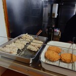加賀 - 駅前という場所柄、お昼時等はお急ぎの方に対応できるような"揚げ置き"もあります。