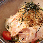 Kokoya - ささみときんぴらごぼうのサラダ750円。新鮮ささみとおふくろの味きんぴらが出会いをひろげました。