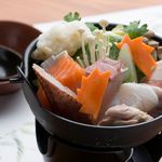 Bishoku Hyakkei Bunta - 寒い季節、鍋の種類も豊富にご用意しております。小鍋900円～、大鍋2800円～