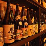 YAKITORI CLUB 和八 - 壁面には焼酎のボトルがずらり。