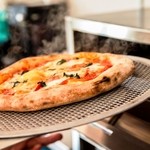 Pizzeria Lecco - 石の炉床の専用窯で400℃で一気に焼き上げます