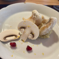 からすみ蕎麦 月と松 - 甘鯛とキノコの揚げ 柘榴添え