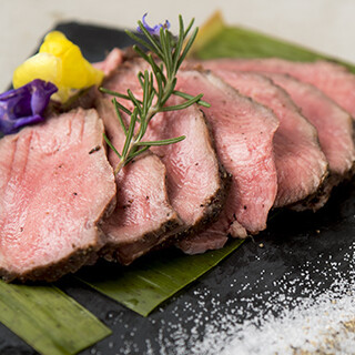 Introducing popular dishes such as Cow tongue roast beef and hot sandwiches!