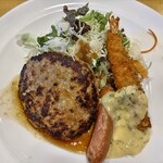 ガスト - ハンバーグとソーセージと海老フライランチ 700円。
