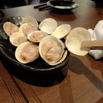 地鶏と日本酒・時々はまぐり おはな - 箸置きの洗濯バサミで、貝殻をつまみます。