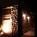 お弁当屋マミーの隣にあります。