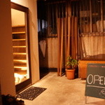 細い所を入って行きます。隠れ家的ですね。