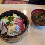 美はる - 料理写真:海鮮ちらし丼　880円