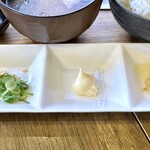 Ton Suteki Kafe Ba Ruboku - 味変用の薬味