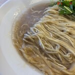 めん処 きよ洲 - 白濁するスープの上に佐助豚の脂の層ができてます。