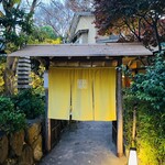 打心蕎庵 - そのお向かいに｢打心蕎庵｣さん。イチョウの色がまるで移ったかのような山吹色の暖簾が美しい。