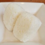 Udonya Toki - 白ご飯を、お握りにしてもらえないか駄目もとで聞いたら握ってくれた。嬉しかった。塩を効かせて握ってもらいました。形が美しいし、お米が光ってました。