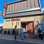 焼肉彩苑 モランボン - 11時開店の５分前に到着です  既に４組が開店を待たれてます