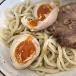 町屋大勝軒 孤珀 - 麺上で味玉を割って。