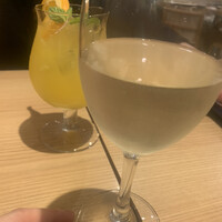 fish&wine BLUE OCEAN GRILL - 樽生白ワイン、モニモニ(マンゴーのカクテル)