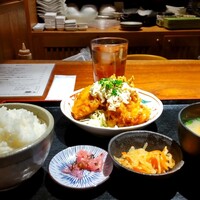 和えに - 自家製タルタルのチキン南蛮御膳 900円、ご飯大盛り無料、蟹のはみ出たお味噌汁にチェンジ 350円