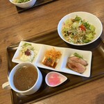 福元洋食店 - 前菜プレート（鴨肉・スパニッシュオムレツ・人参ラペ・枝豆ポテトサラダ）・オニオンスープ・サラダ