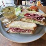 SAKIYA CAFE - 日替りサンドイッチ B：パストラミビーフ・サンドイッチ、グリーン・サラダ＆キャロット・ラペ、木の子のスープ、ベリーとレーズンの入ったプチ・パン