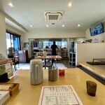 kurumera-memmarukyuu - 店内の様子　テーブル席から厨房