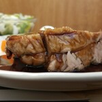 キッチン ブルー グローブ - 横からの豚肩ロースポシェ、定番のエアーズロックです