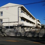 キッチン ブルー グローブ - 裏門、反対側には明法学院