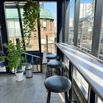 TINY PONTA COFFEE - ３階でガラス張りの開放感のある店