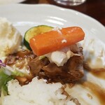 キッチン ブルー グローブ - ポテサラと人参も乗せます